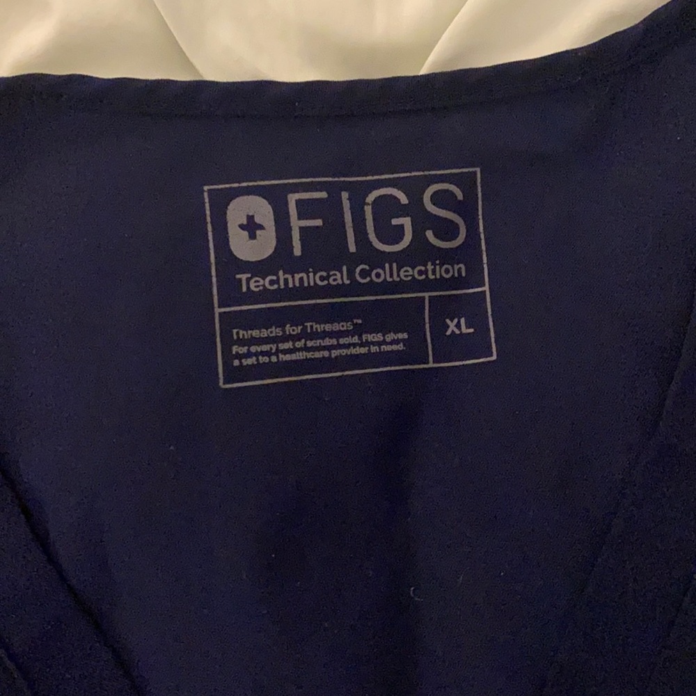 Figs Casma™ Three-Pocket Scrub Top